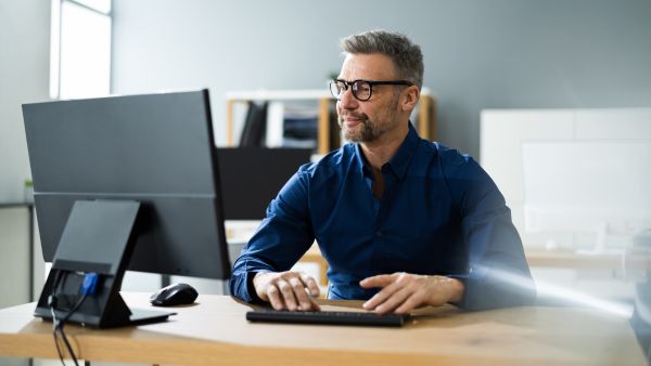 Empreendedor procurando formas de receber mais visitantes no site da empresa
