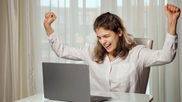Empreendedora comemorando quantidade de visitas recebidas em endereço online